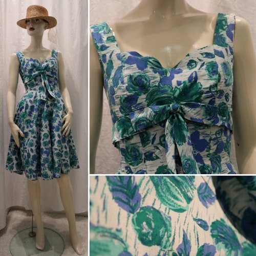 Vintage retro sommarklänning vit med gröna blå blommor extra vid kjol 50-tal