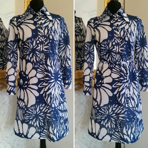 Retro klänning stormönstrad i blått och vitt syntet, 70-tal