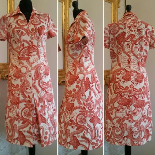 Retro kortarmad klänning hallonröd och beige mönstrad syntet, 70-tal