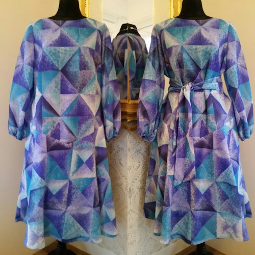 Retro stormönstrad turkosblå syntetklänning, 70-tal