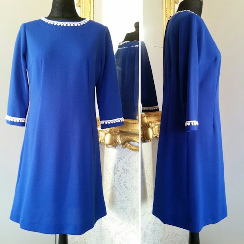 Retro vintage kornblå crimplene-klänning med silverbård 6070-tal