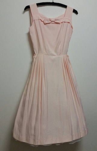 Retro vintage rosa klänning shantung veckad kjol och rosett, 60-tal 50-tal