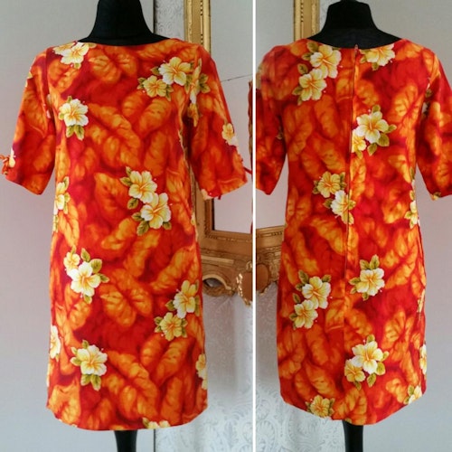 Orangeblommig kort Hawaii-klänning, retro-stil 60-talsstil