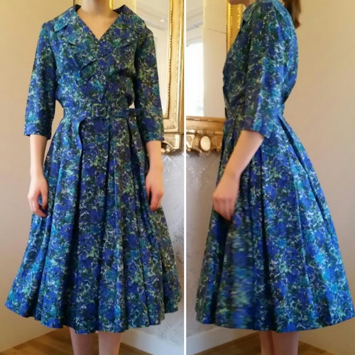 Vintage blåmönstrad blommig sidenklänning med vid kjol, 50-tal