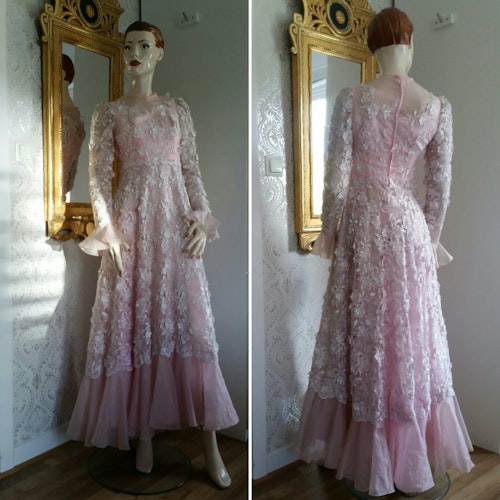 Vintage rosa dröm klänning i organza med vita spetsblommor och volanger 60-tal