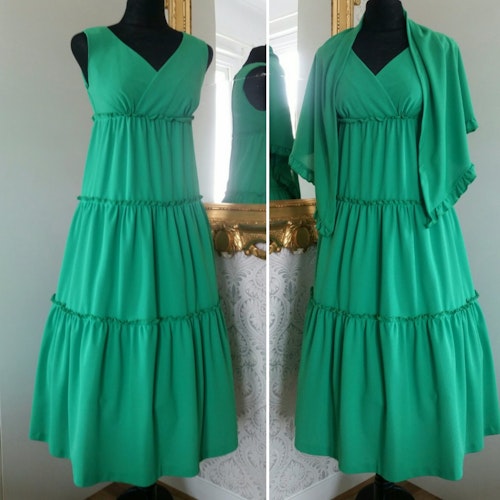 Retro äppelgrön syntetklänning sydd i våder med sjal 70-tal