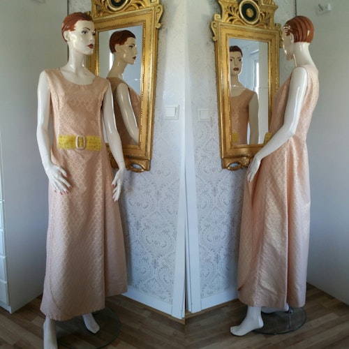 Vintage aprikos långklänning med omlottkjol och gult skärp, 60-tal