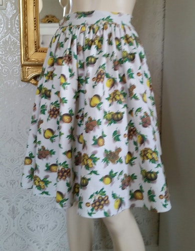 Vintage rynkad kjol våfflad bomull motiv frukter 50-tal 60-tal