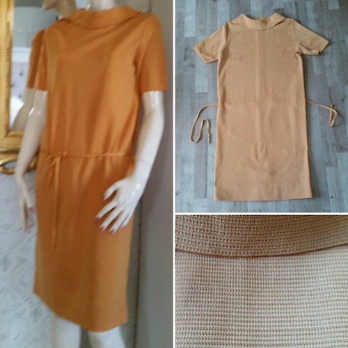 Vintage retro orange crimplene-klänning med krage rak modell 60-tal 70-tal