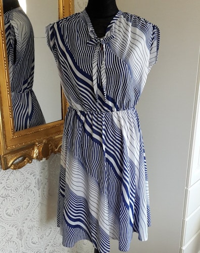 Retro klänning syntet vit och blå med knyt i halsen 70-tal 80-tal