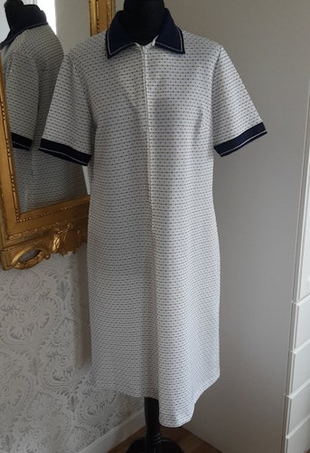 Retro syntetklänning vit med blå turkos prickar 60-tal 70-tal