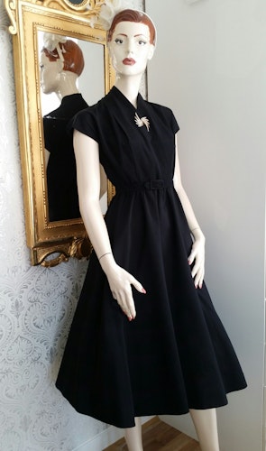 Vintage svart klänning rips omlottskuren vid kjol skärp holkärm 50-tal
