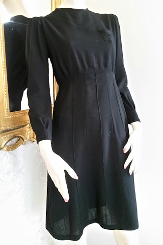 Vintage svart crepe-klänning klädda knappar i ryggen, 40-tal 30-tal