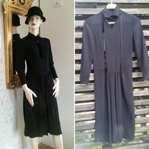 Vintage svart crêpe-klänning lång arm sammetsrosett, 40-tal 50-tal