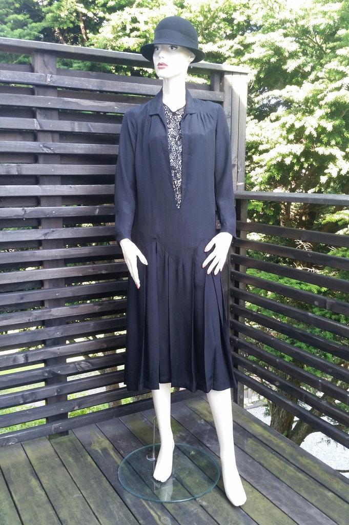 Vintage antik svart rak sidenklänning, troligen 20-tal - Vintage Corner  Österlen