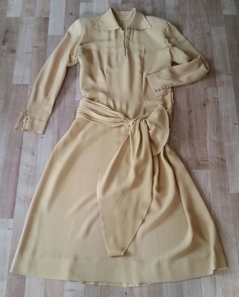Vintage senapsgul crepe-klänning med fin drapering, 40-tal - Vintage Corner  Österlen