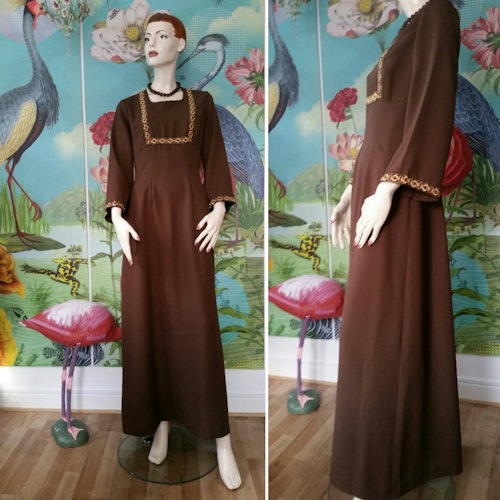 Retro brun långklänning Smarty med guldband som dekor lång arm 70-tal