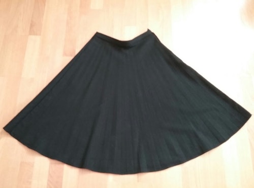 Vintage retro kort kjol plisserad svart tunn ull