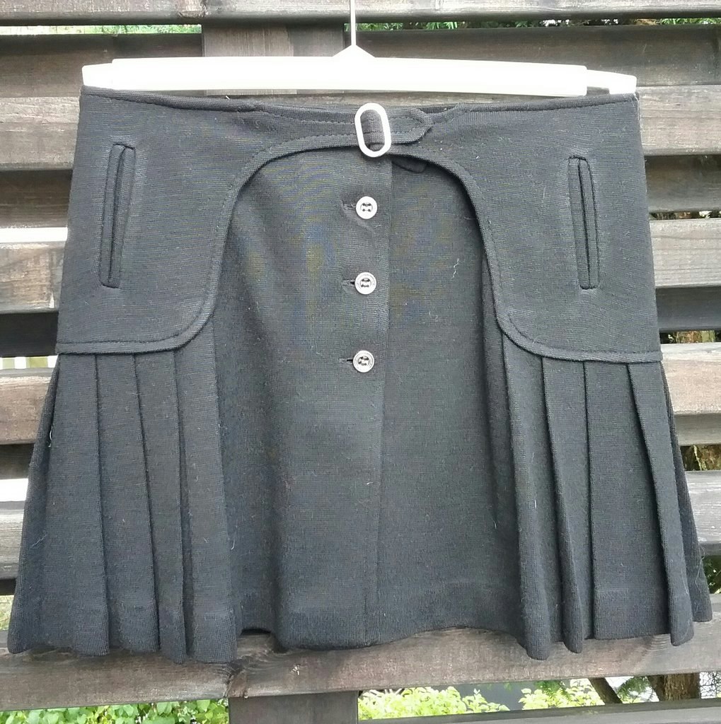 Vintage retro kortkort kjol svart Courtelle jersey veck knappar fram -  Vintage Corner Österlen