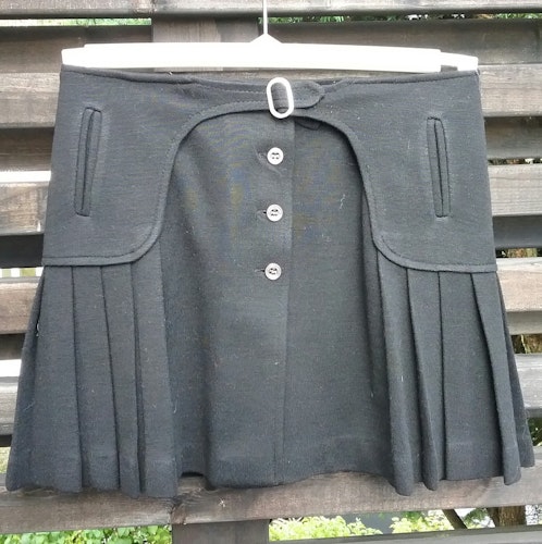 Vintage retro kortkort kjol svart Courtelle jersey veck knappar fram