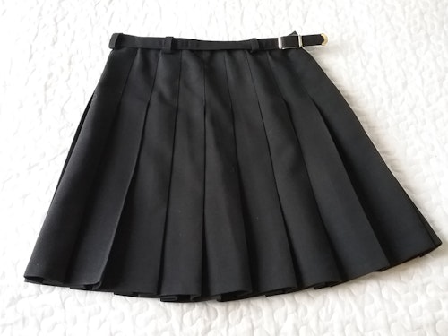 Vintage retro kortkort kjol svart lagda veck nersydda på höften skärp