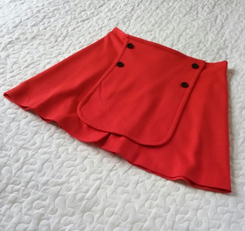 Vintage retro kortkort kjol röd jersey med sprund och lapp framtill