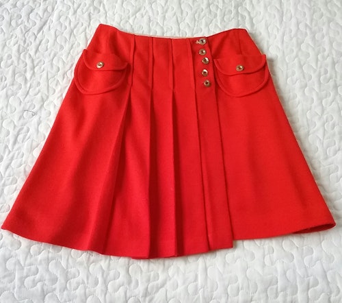 Vintage retro kortkort kjol röd jersey omlott knappar dekorationer fram