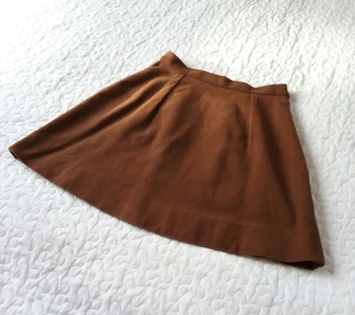 Vintage retro kortkort kjol klockad brun mockaliknande material