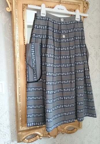 Vintage retro kjol  blå-grå randig bomull veckad fickor på höften knappar fram