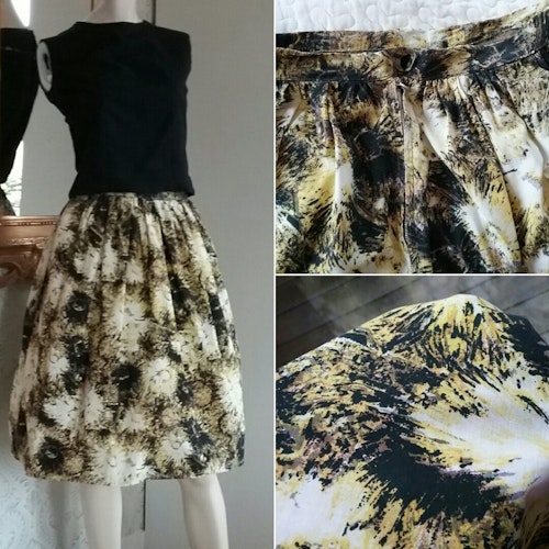 Vintage retro vid kjol bomull svart och gulmönstrad rynkad midjan 50-tal 60-tal