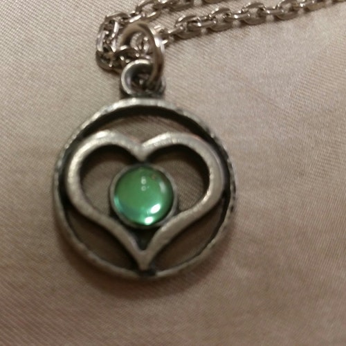Retro bijouteri smycke halsband hjärtformad berlock med grön månadssten i
