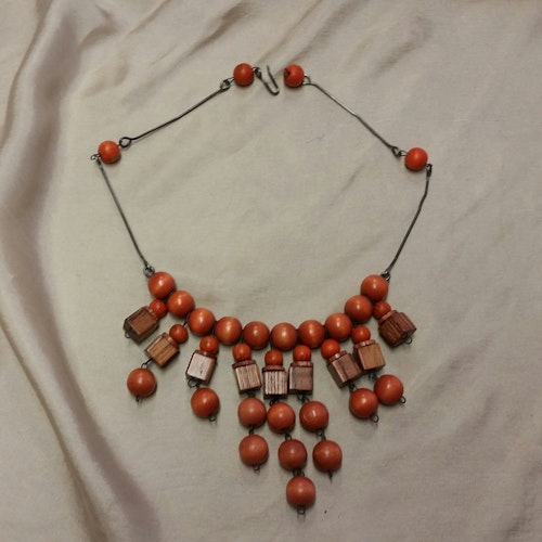 Retro bijouteri smycke halsband orange träpärlor i skojig form 70-tal