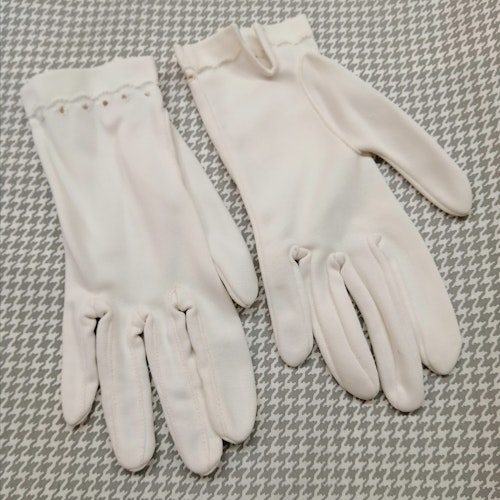 Vintage handskar vit nylon korta spetsstickningar upptill stl 6 ca