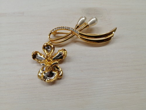 Second hand bijouteri brosch guldf pärlor strass kringla och hängande blomma