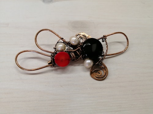 Second hand bijouteri brosch koppartråd fantasifull svart röd vit pärla