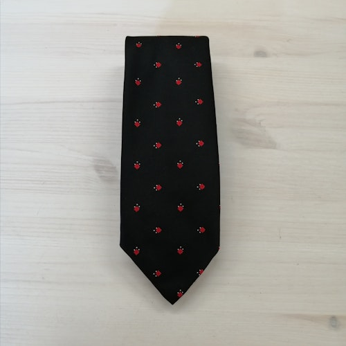 Vintage slips svart med röda små kvadrater och vita prickar