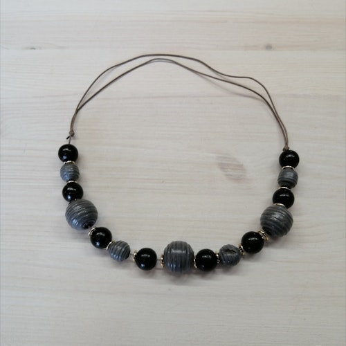 Second hand bijouteri halsband stora grå och svarta pärlor på grövre tråd