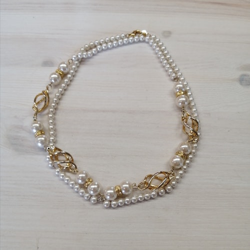 Second hand bijouteri långt halsband med vita pärlor och guldf dekor