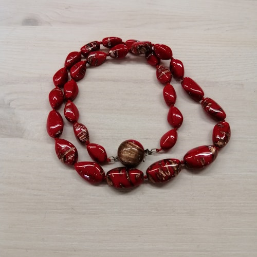 Vintage bijouteri halsband röda oregelb stenar med guldf dekor fint spänne