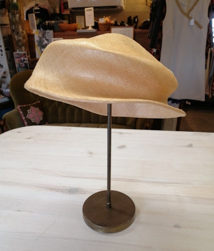 Vintage oregelbunden ljus hatt i strå slät bak liten kant fram