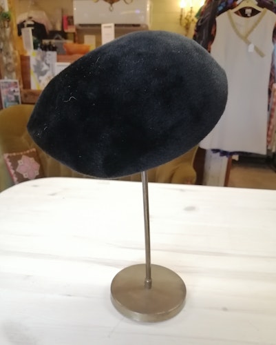 Vintage svart luddig liten hatt, typ coiff går ner bakom öronen