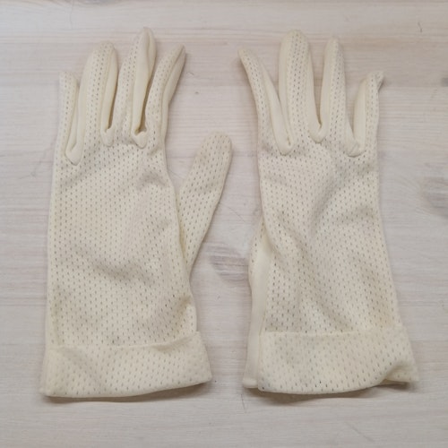 Vintage vita handskar nylon med hålmönster uppepå stl 6-7 ca