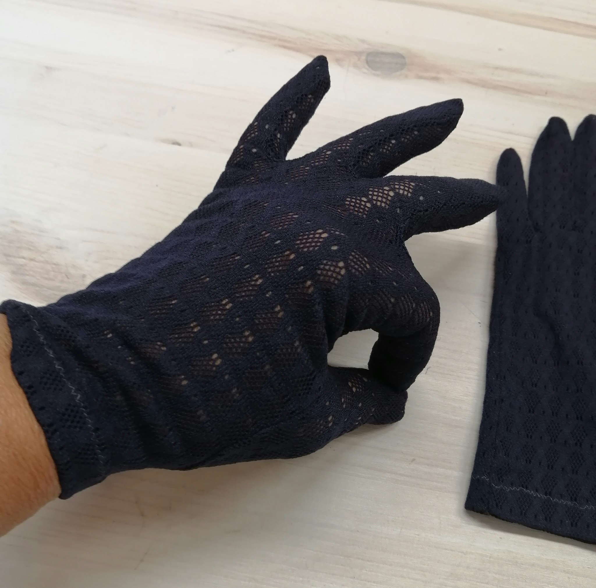 Vintage blå handskar med nätmönster korta - Vintage Corner Österlen