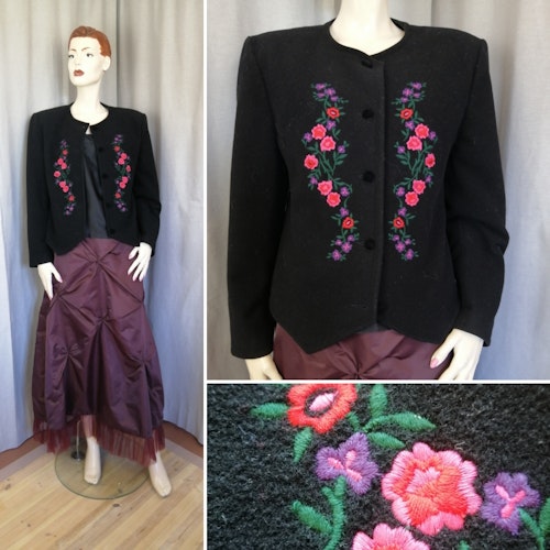 Vintage svart dräktjacka svart med vackra broderier rosa lila gröna ull