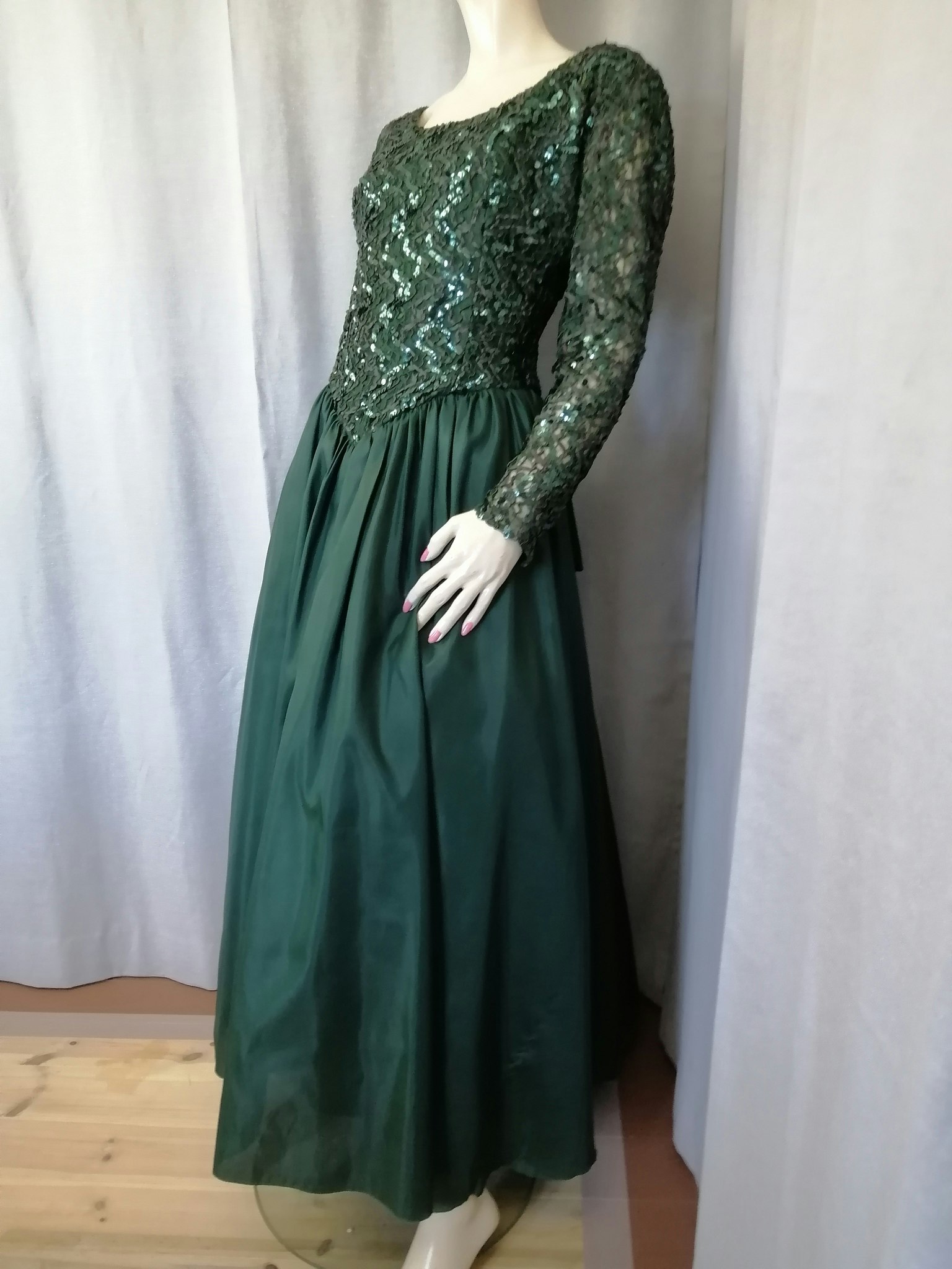 Vintage grön långklänning paljetter livet vid kjol underkjolar rosett bak  80-tal - Vintage Corner Österlen