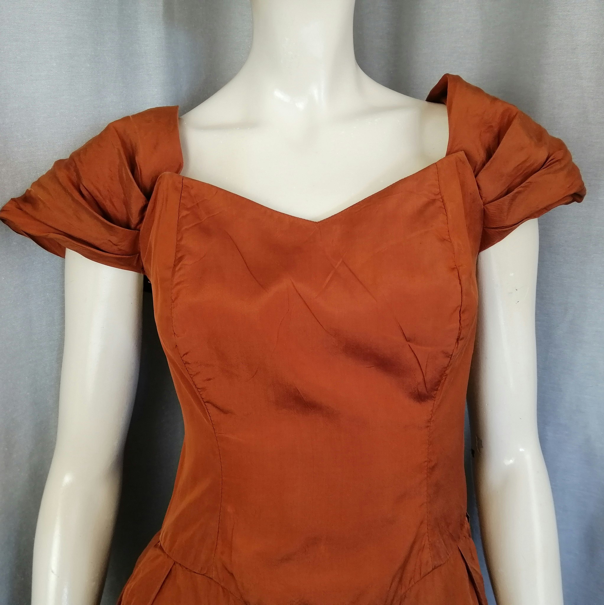 Vintage orange festklänning 80-tal kort fram längre bak nedhasade axlar -  Vintage Corner Österlen