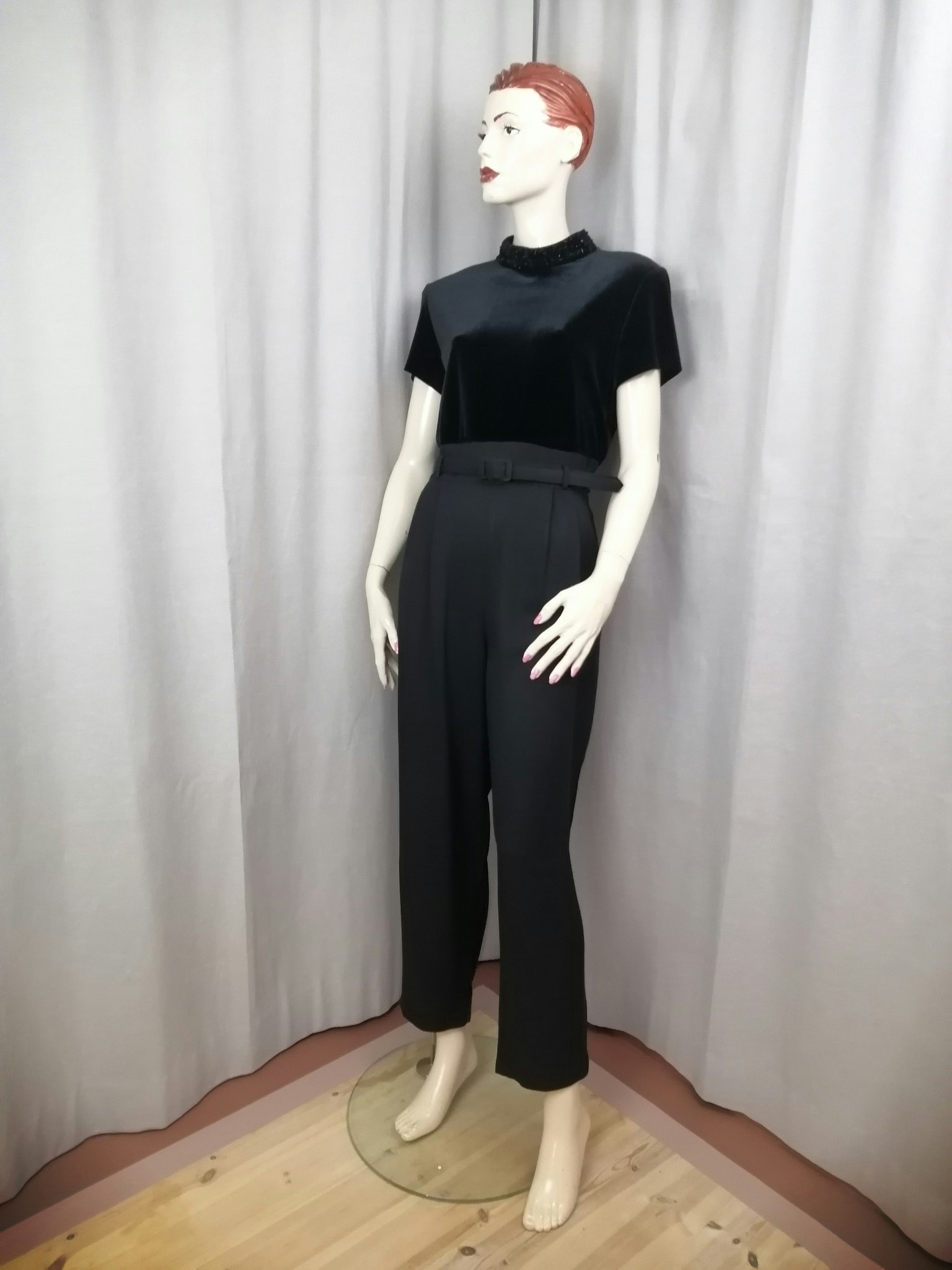Vintage jumpsuit svart sammetstop med paljetter vid svart byxa axelvaddar  80-tal - Vintage Corner Österlen
