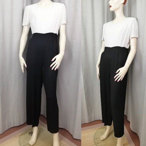 Vintage jumpsuit till fest vit överdel svarta byxor vid axelvaddar 80-tal
