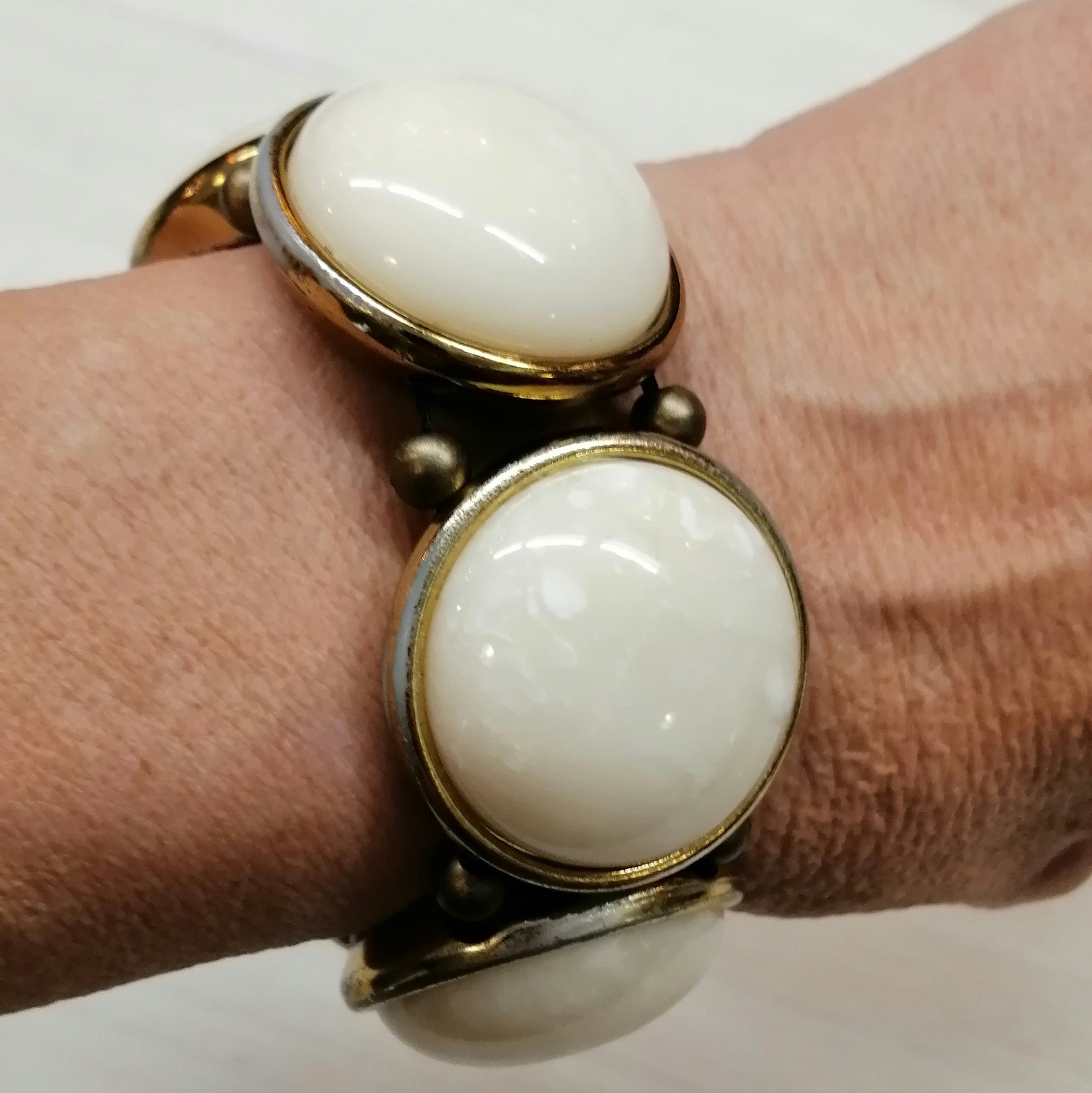 Second hand bijouteri armband guldf rundlar med stora vita stenar gummiband  justerbart - Vintage Corner Österlen