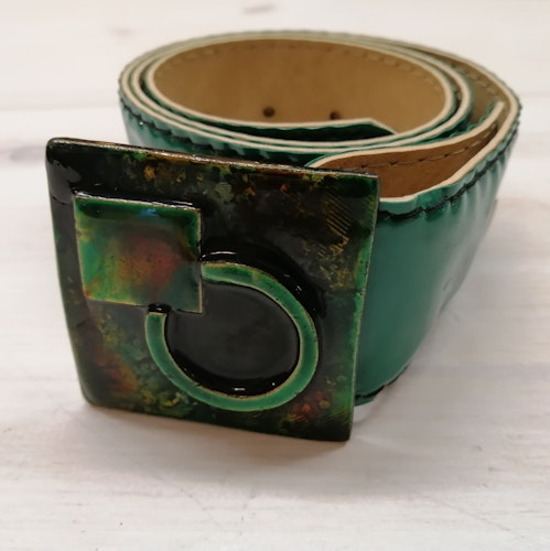 Vintage Skärp bälte grönt lack med metallspänne typ emalj
